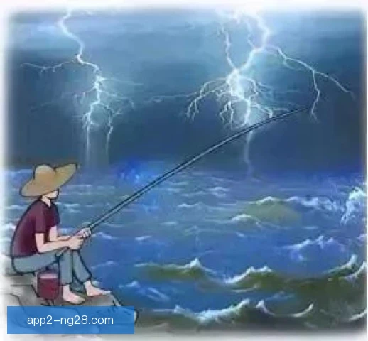 海钓遭遇雷雨如何避险，远离水面寻找低洼掩体